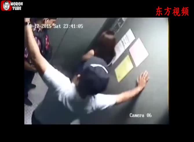Video :A woman is attacked by two insane men in an elevator, and they take almost &euro;1,000 from her